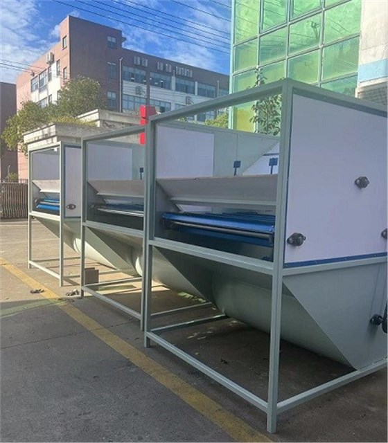 冬季送溫暖，艾思捷蝸輪減速機(jī)為羽絨服充絨機(jī)上提供動力支持 (2).jpg