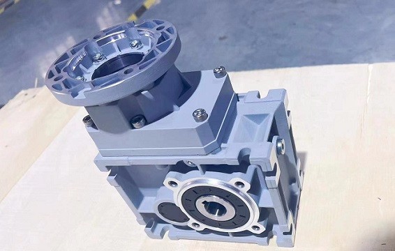 農(nóng)業(yè)機(jī)械精準(zhǔn)點(diǎn)播機(jī)專用減速機(jī) SJKM050準(zhǔn)雙曲面齒輪減速機(jī).jpg