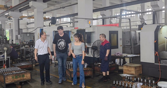 艾思捷技術顧總帶俄羅斯客戶參觀廠區 (1).jpg